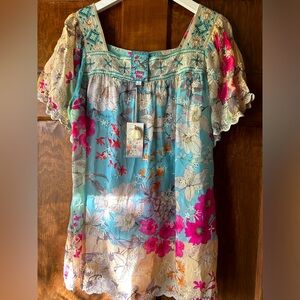 💖🌸Johnny Was Top with beautiful embroidery !